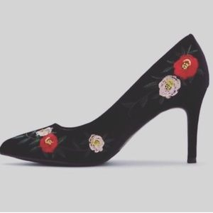 Velvet, embroidered A.N.D pumps
